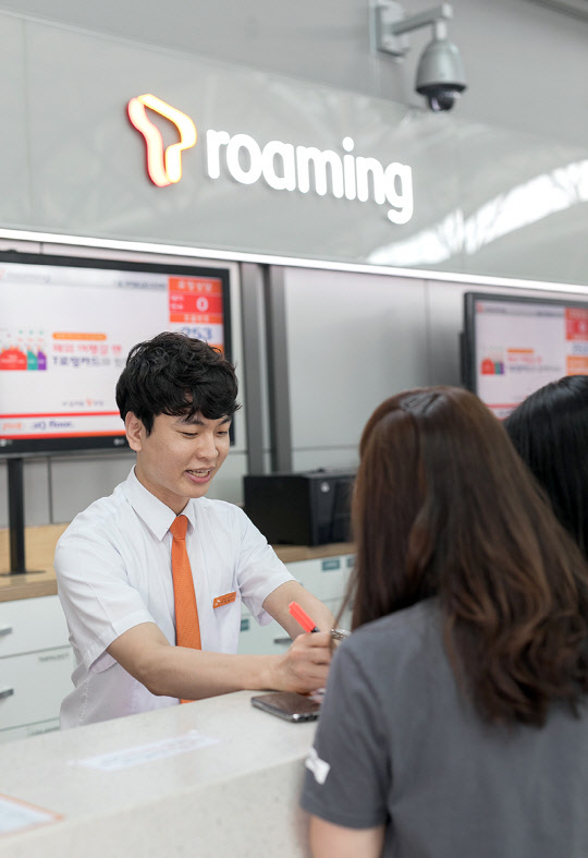 SK텔레콤 관계자가 'T포켓파이 R'과 전용 요금제 'T파이 로밍 요금제' 출시를 알리고 있다. <SK켈레콤제공>